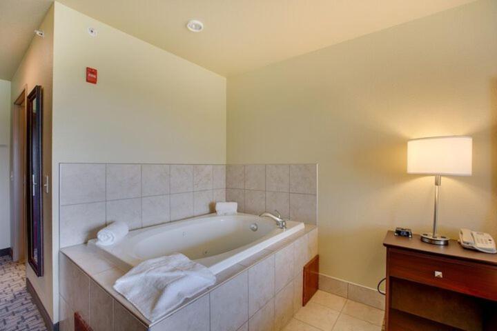 Cobblestone Inn & Suites-Fremont Ngoại thất bức ảnh